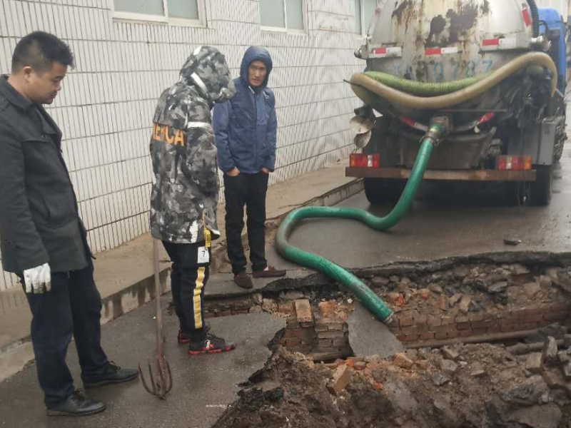 成都下水道疏通、疏通马桶维修、管道疏通、高压清洗、