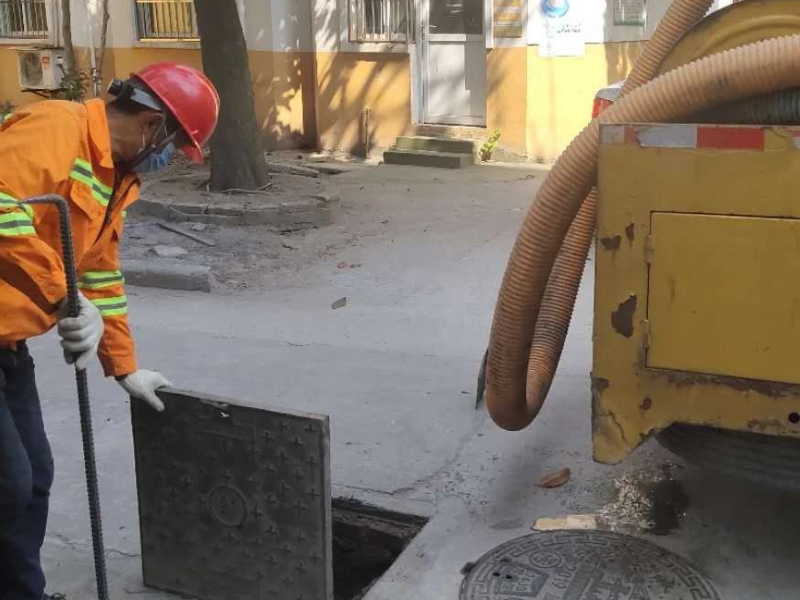 成都骡马市八宝街人民中路等附近片区疏通管道，下水道